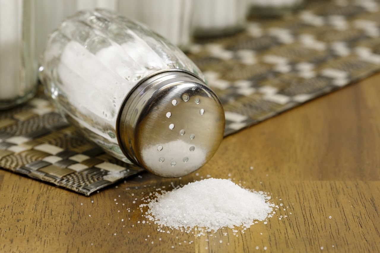 Sůl ve velkém neškodí. Postará se o zářivou domácnost i dokonalou bělost oblečení