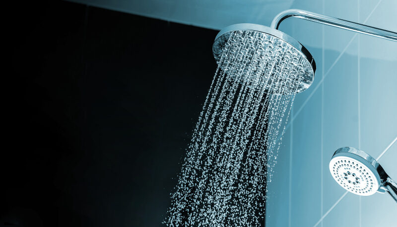 Sprchová hlavice dostává zabrat od vodního kamene a jiných usazenin. Známý produkt ji dokonale vyčistí