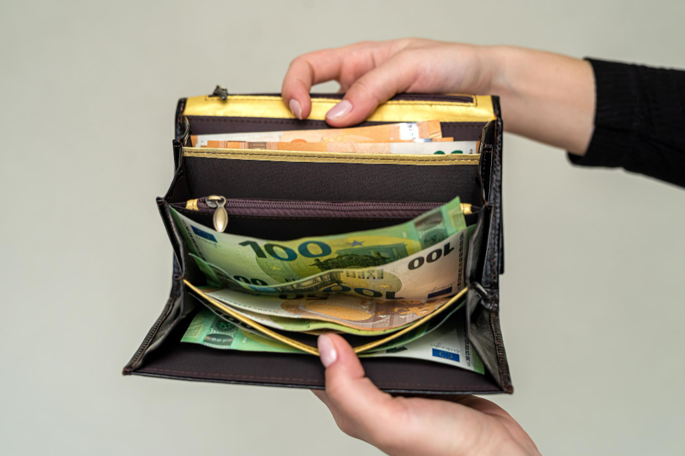 Jak získat a udržet si bohatství podle tradičních pověr: fotky v peněžence a ohnuté bankovky nosí smůlu