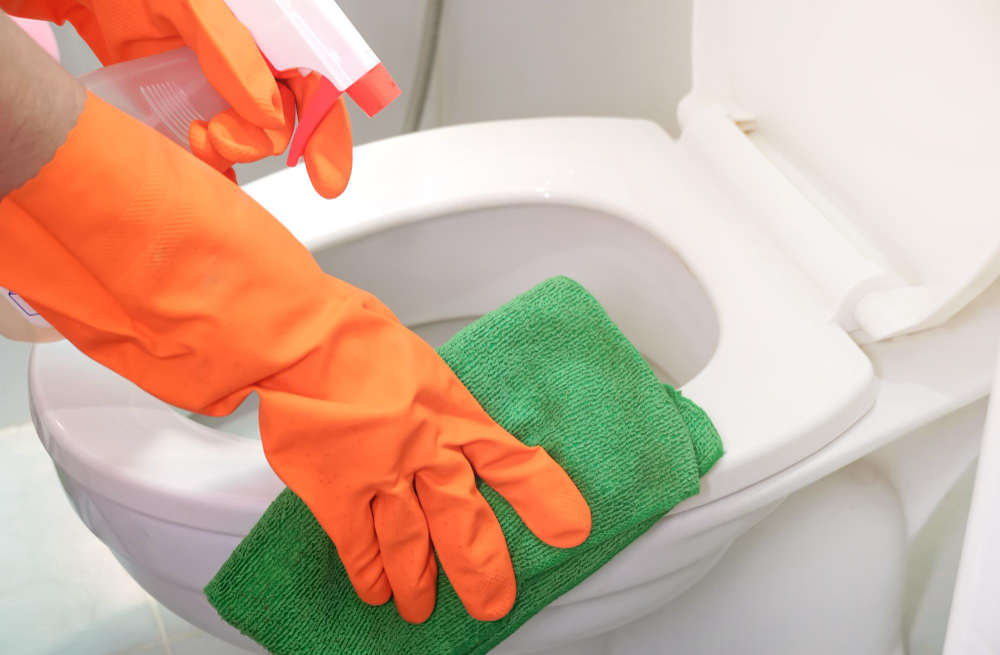 Čistit toaletu agresivními chemikáliemi je zbytečný hazard se zdravím. Mnohem lepší je sáhnout do kuchyně