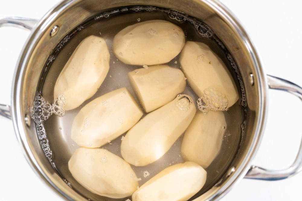 Zbylé vařené brambory se snadno promění v kulinářský zážitek. Vyzkoušejte krokety, řízky nebo salát
