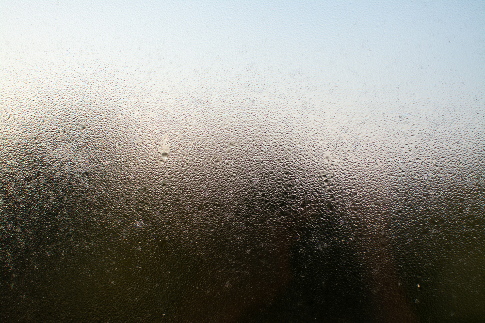 Zamlžená okna trápí v zimě mnoho domácností. Příčin může být několik, vždy ale mají řešení
