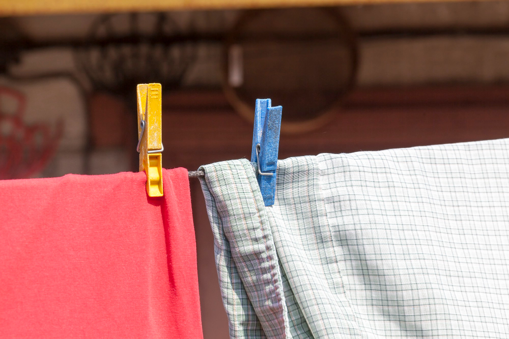Sušit prádlo na radiátoru odborníci nedoporučují. Zdravotní následky za to nestojí