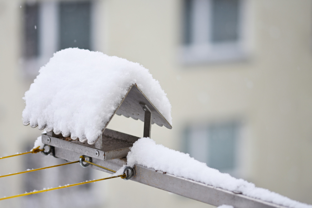 Sníh je vhodné odstranit také z balkonů. Předejde se tím úrazu i poškození povrchu
