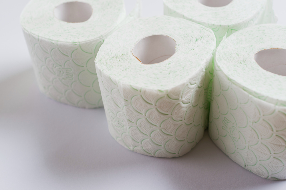 Proti zápachu ve skříni pomůže role toaletního papíru. Stačí ji vložit mezi oblečení