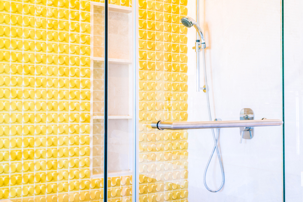 Sprchový kout lze snadno a rychle vyčistit tabletou do myčky. Zbaví ho vodního kamene i plísně