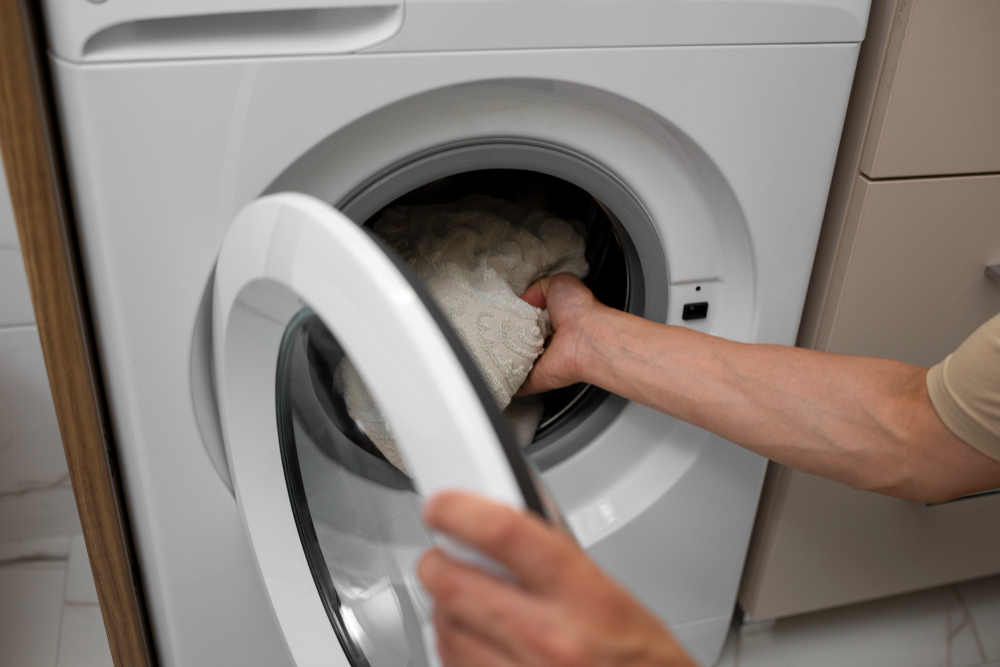 Rychle a efektivně usušit prádlo jde i v klasické pračce. Stačí ho zabalit do ručníku
