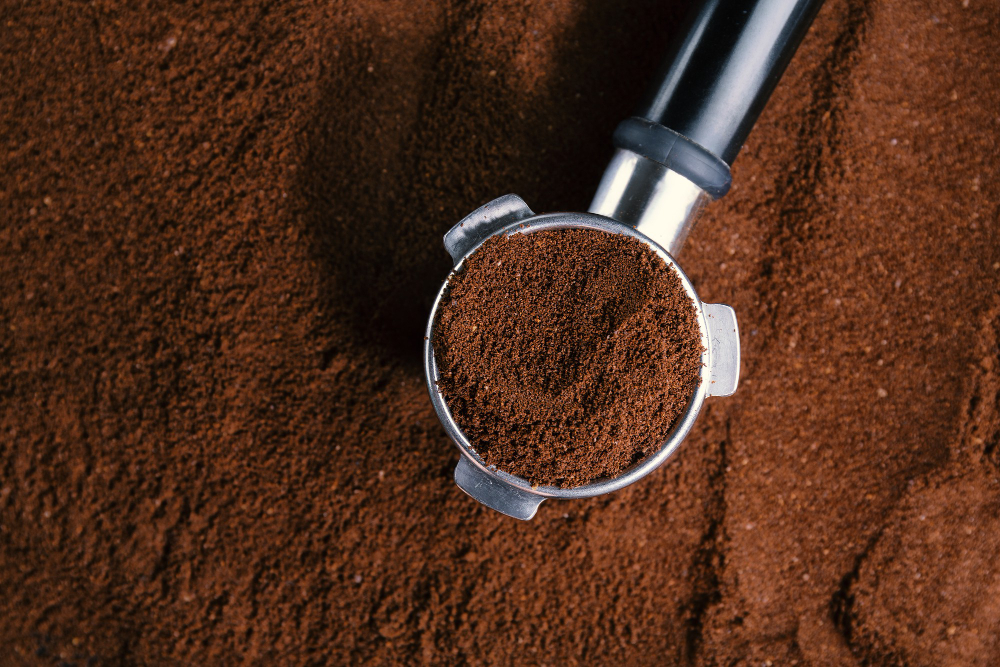 Kávová sedlina patří mezi tradiční domácí hnojiva. Použít lze na pokojové i venkovní rostliny