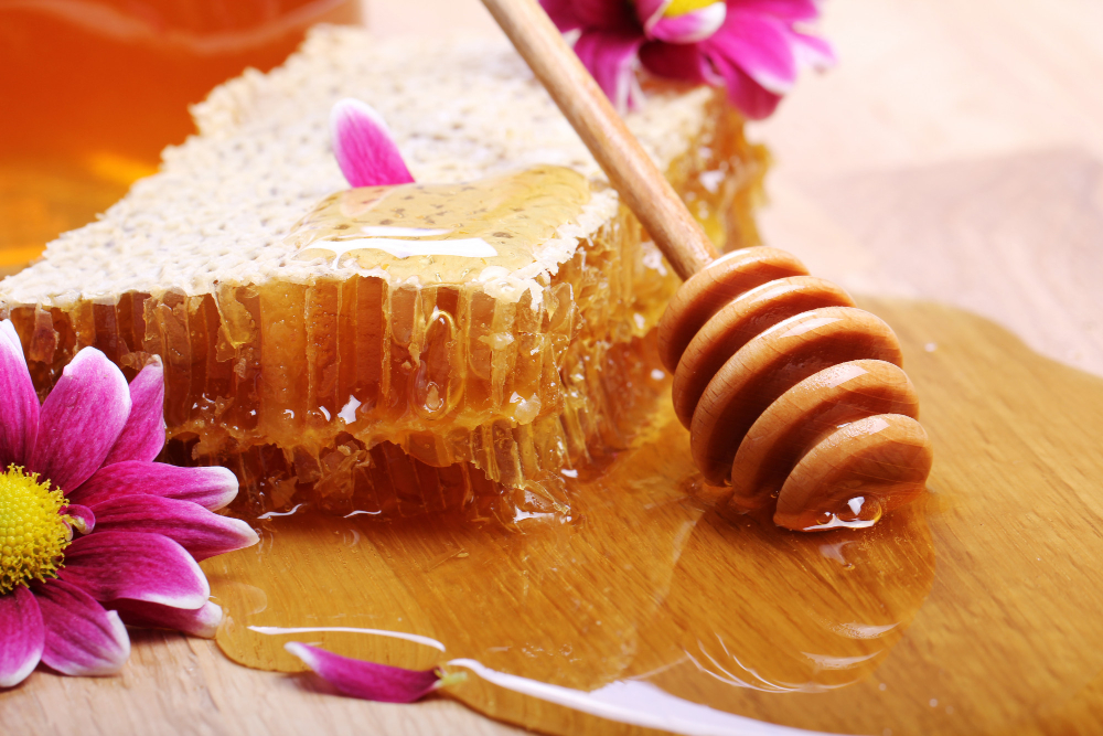 Pravý med lze bezpečně rozeznat podle typické krystalizace, konzistence i chuti