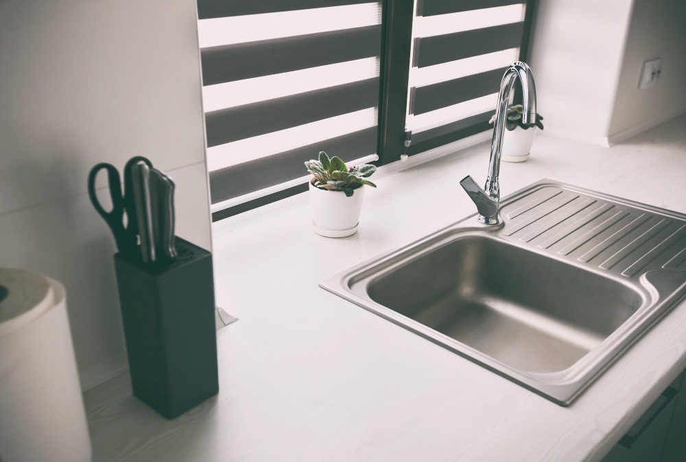 metal-faucet-modern-gray-kitchen