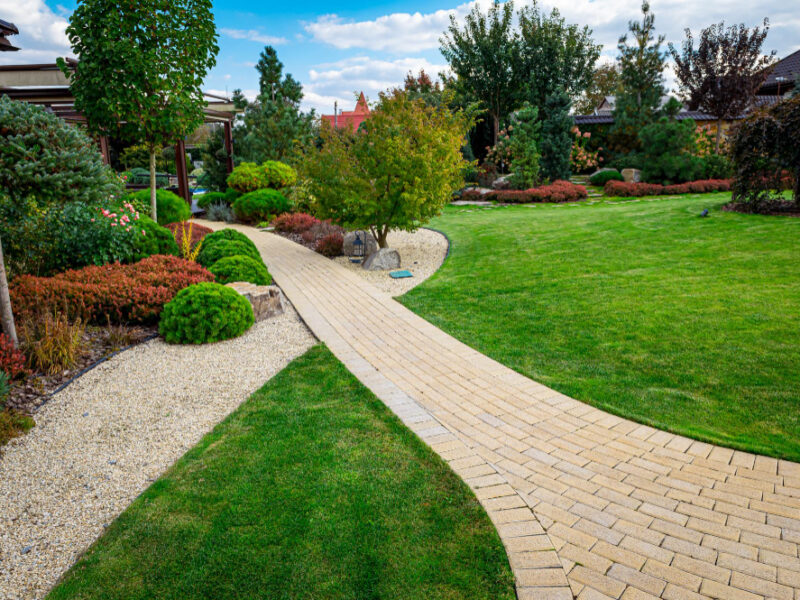 front-yard-landscape-design-with-multicolored