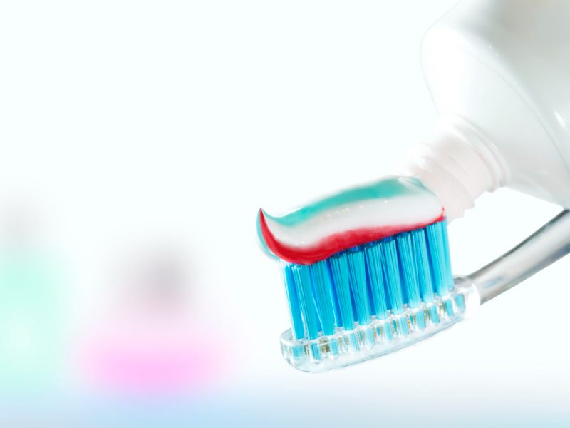 Drahé čisticí prostředky směle nahradí obyčejná zubní pasta. Její účinky vyrazí dech