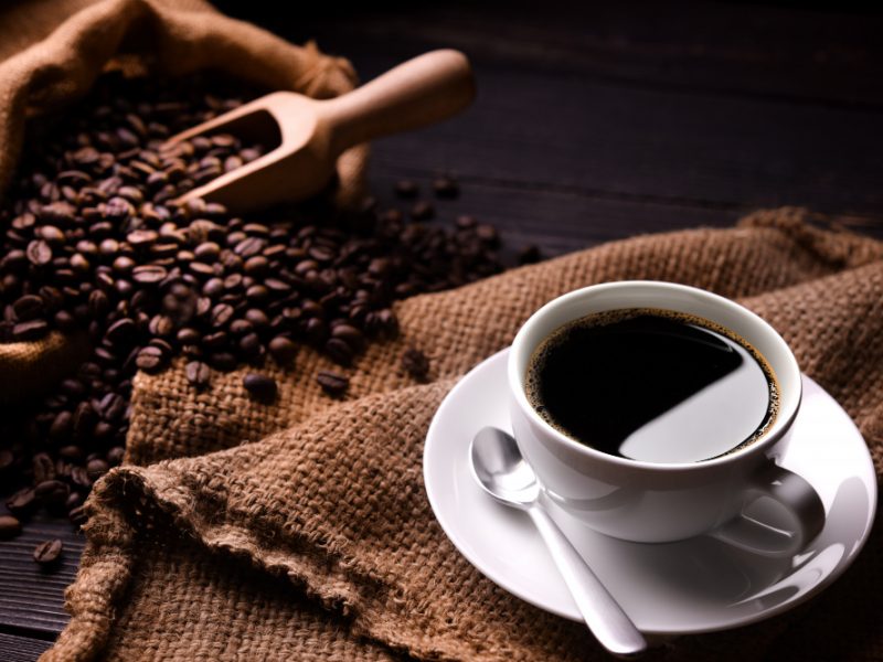 Káva nakopne energií na celé dopoledne, stejně tak ale oživí rostliny a ochrání je před škůdci
