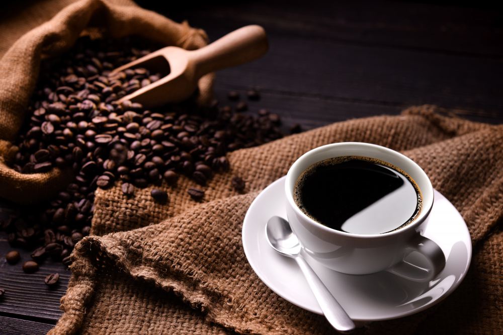 Káva nakopne energií na celé dopoledne, stejně tak ale oživí rostliny a ochrání je před škůdci