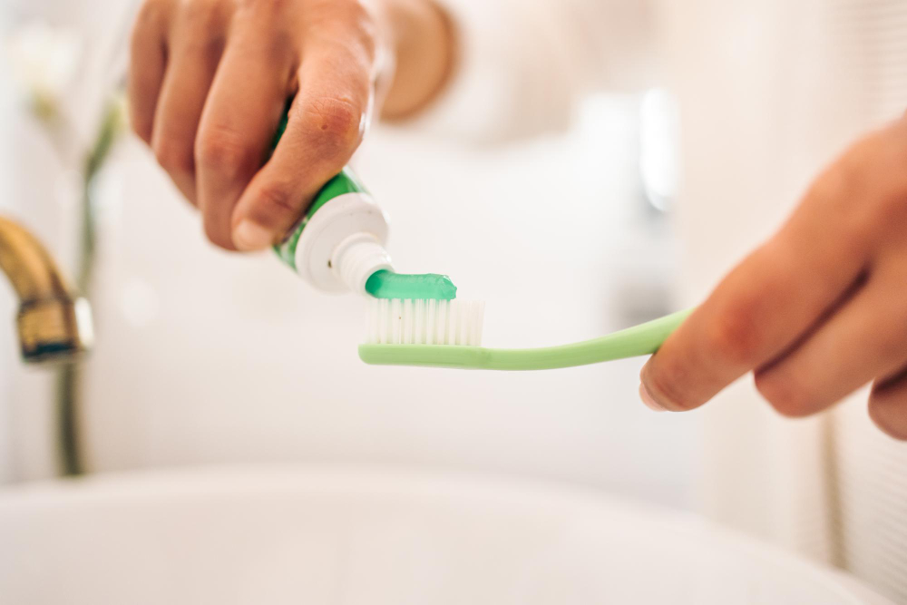 Každý má v koupelně zubní pastu, málokdo však ví, jak ji může netradičně využít