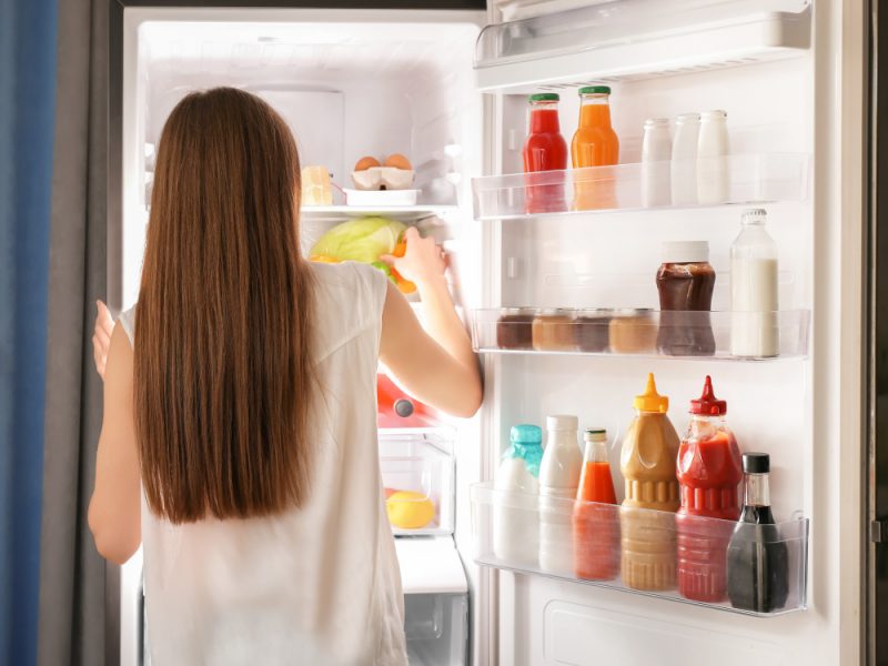 Lednice pomáhá uchovávat potraviny dlouho čerstvé. Ne vše do ní ale patří