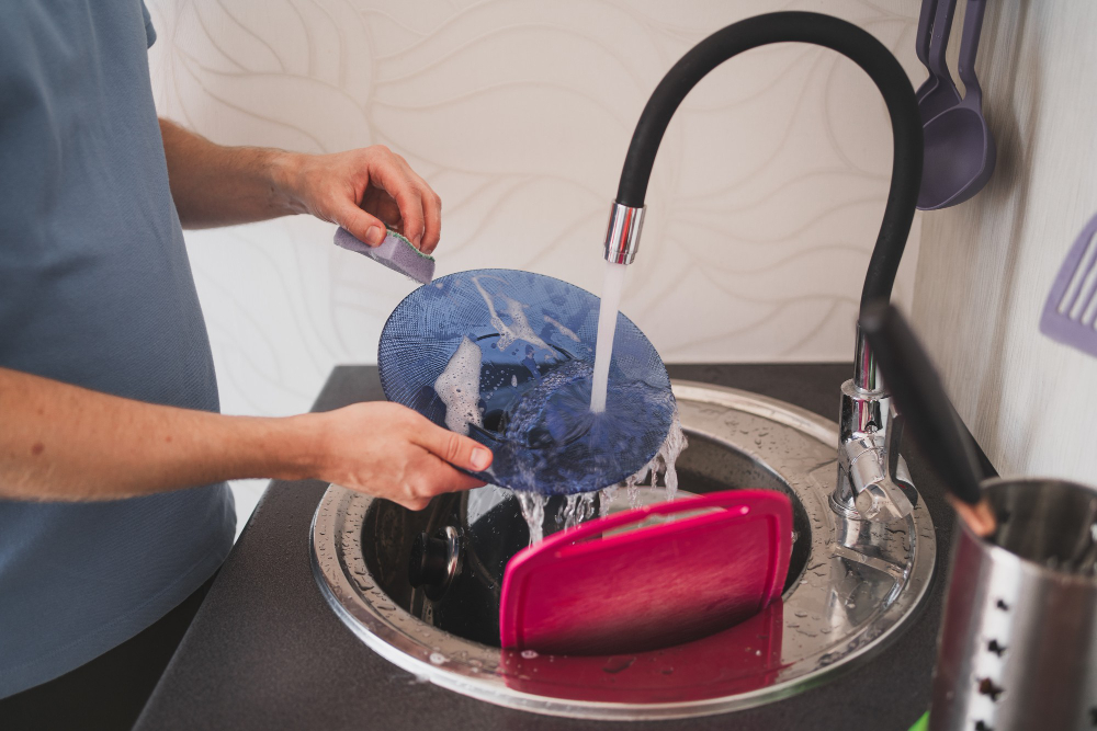 Málokdo umí využít mycí prostředek na maximum. Dokáže přitom mnohem víc než jen umýt nádobí