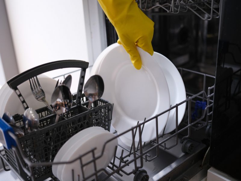 Myčka nám denně ulehčuje práci, ne všechno nádobí ale do ní patří