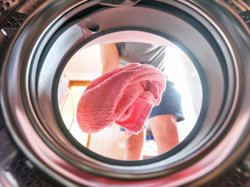 Nechtěně zabarvené prádlo lze ještě zachránit pomocí obyčejných domácích surovin