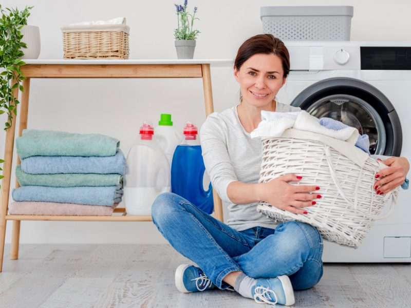 Nejčastější chyby při praní ničí oděvy i pračku. Podívejte se, co rozhodně nedělat