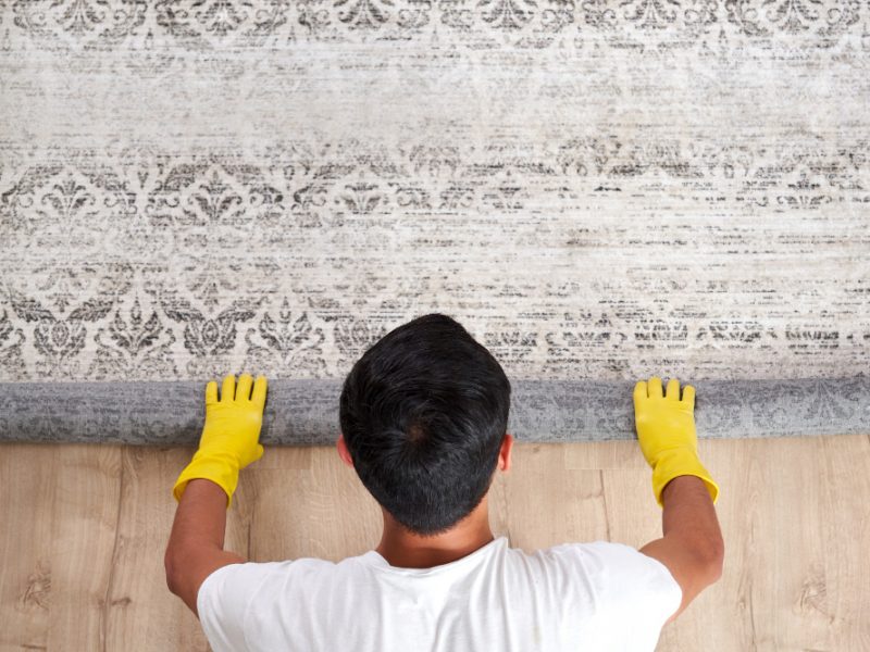 Osvěžte starý koberec čisticí pěnou, kterou si jednoduše vyrobíte z pár ingrediencí