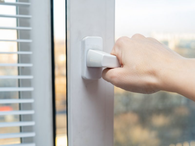 Pro nastavení oken na letní režim stačí pootočit jedním šroubem