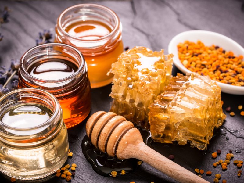 Správně uskladněný med vydrží i roky. Slunce nebo vlhko ho rychle zničí