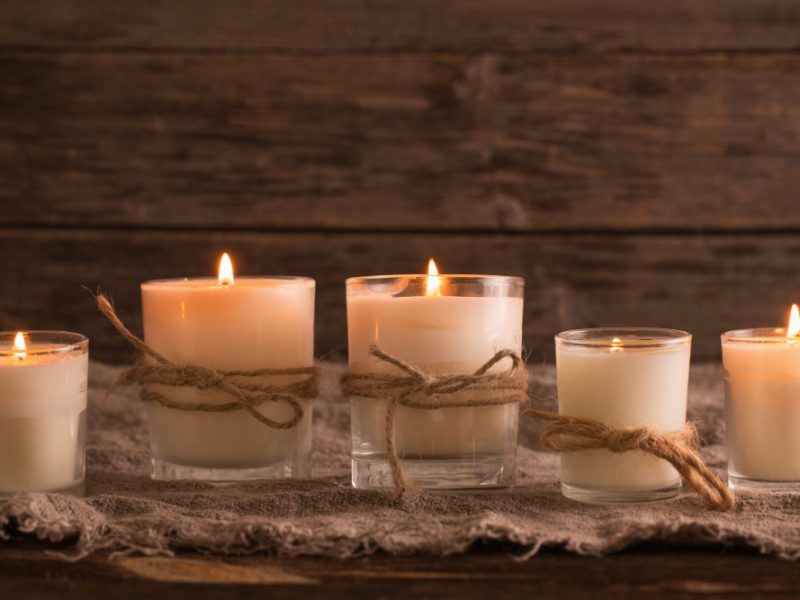 Starý vosk je idální pro výrobu nové svíčky, která se stane originálním dárkem