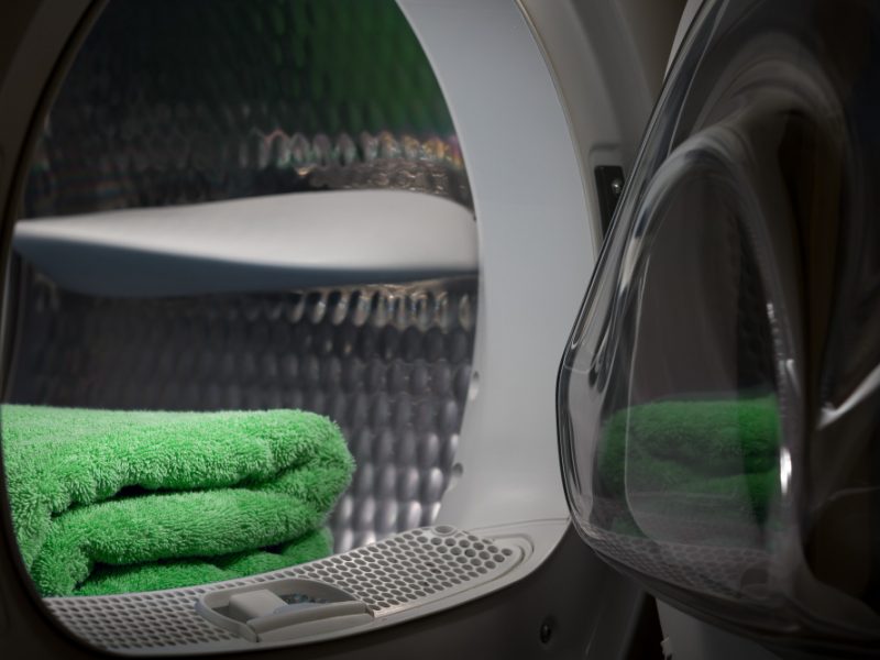 Těchto deset nejčastějších chyb při praní ničí zbytečně oděvy i pračku