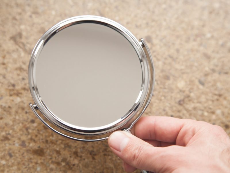 Vždy dokonale vyleštěné a čisté zrcadlo rozzáří každý domov. Inspirujte se snadnými triky