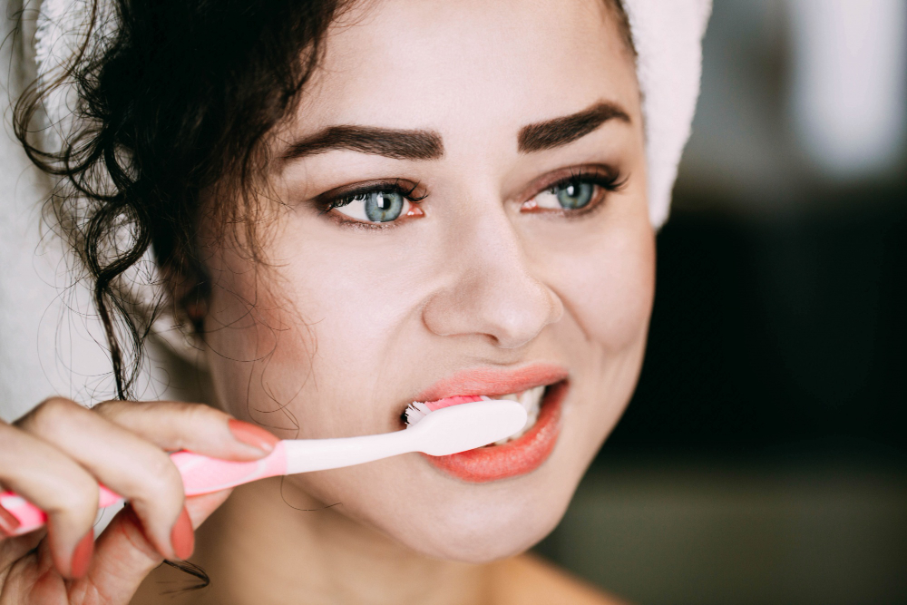 Zubní pasta je skvělá nejen pro ústní hygienu. Má jedinečné léčivé i čisticí účinky